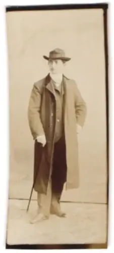4 Fotografien Carl Ludwig Hommel, München, Herr im Anzug mit Hut und Mantel, in Original Atelier-Umschlag