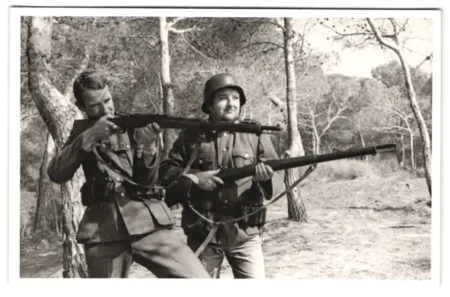 12 Fotografien Spielfilm nach 1945 2. Weltkrieg, Oberleutnant mit Allg. Sturmabzeichen und Verwundetenabz. in Silber