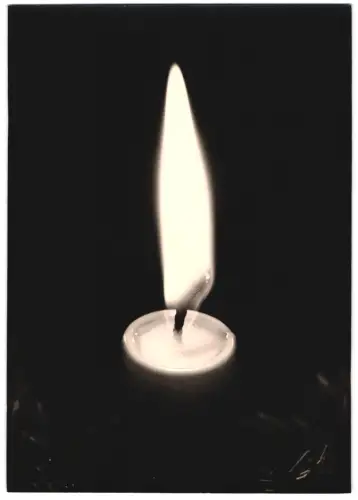 4 Fotografien Nahaufnahme Kerzenflamme, Ausblick aus das Hochgebirge, Wanderer auf Gletscher, Berglandschaft