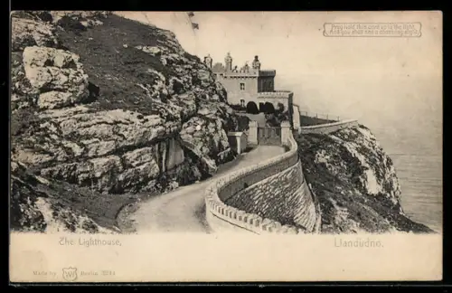 AK Llandudno, The Lighthouse, Ansicht in Farbe bei Halt gegen das Licht