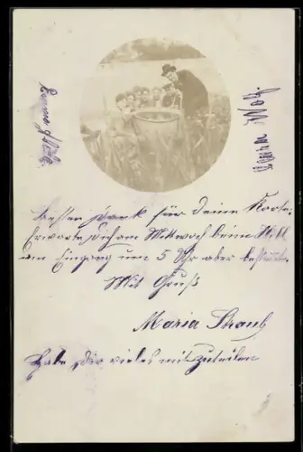 Foto-AK Familie bei einer Schüssel Wasser, Private Stadtpost