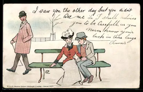 AK Paar sitzt auf einer Bank während ein Mann an ihnen vorbeigeht