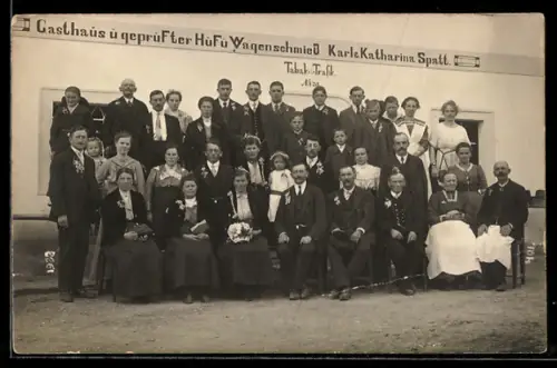 Foto-AK Sattledt, Gasthaus-HüFü Wagenschmied-Trafik Spatt, Festgesellschaft vor dem Gebäude
