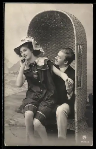 AK Kavalier u. junge Dame im Badeanzug im Strandkorb am Meer