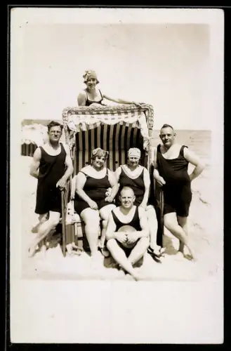 Foto-AK Gruppe in Badeanzügen am Strandkorb, 1928