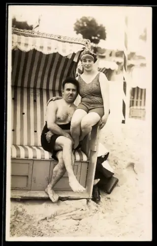 Foto-AK Paar in Badeanzügen im Strandkorb an der Ostsee