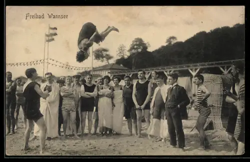 AK Berlin-Wannsee, Freibad, Artist beim Salto u. Badegäste in Badeanzügen