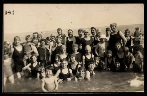 Foto-AK Gruppe in Badeanzügen im seichten Wasser am Meer, 1925