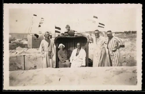Foto-AK Norddorf /Amrum, Gruppe in Bademänteln am Strandkorb, 1927