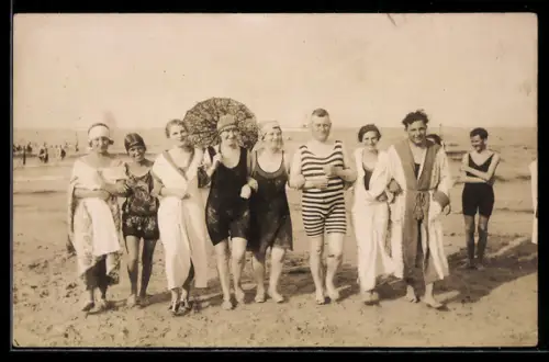 Foto-AK Ahlbeck, Gruppe in Badeanzügen am Strand, Sonnenschirm