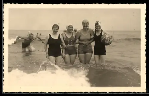 Foto-AK Junge Damen in Badeanzügen in den Wellen im Meer