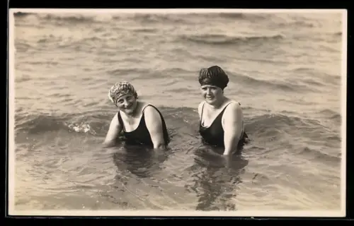 Foto-AK Heiligenhafen, Zwei junge Damen in Badeanzügen im Wasser, 1926, Badekappen