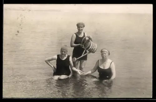 Foto-AK Neu-Mucran /Rügen, Drei Damen in Badeanzügen im Wasser, Giesskanne