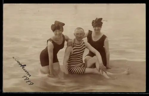 Foto-AK Borkum, Zwei Damen u. Herr in Badeanzügen im Wasser, 1919