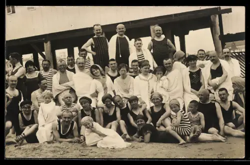Foto-AK Gruppe in Badeanzügen vor einem Holzbau am Strand