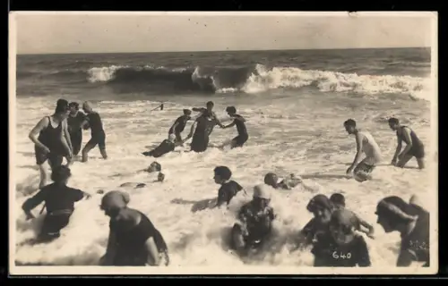 Foto-AK Badegäste in Badeanzügen in den Wellen der See
