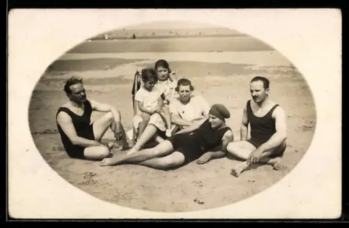 Foto-AK Gruppe in Badeanzügen am Strand