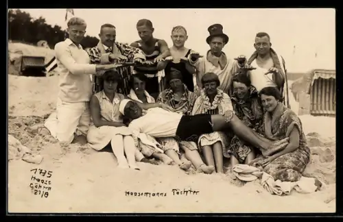 Foto-AK Göhren, Haasemanns Töchter, Lustige Gruppe am Strand