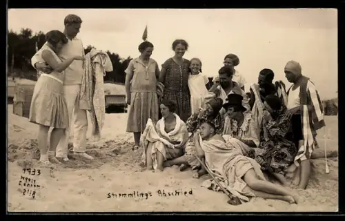 Foto-AK Göhren, Stremmlings Abschied, Lustige Gruppe am Strand