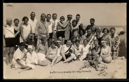 Foto-AK Göhren, Onkel Hermann wird gekrault, Lustige Gruppe am Strand, Badeanzug