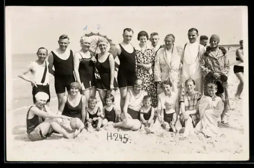 Foto-AK Gruppe in Badeanzügen am Strand, Kinder, Sonnenschirm