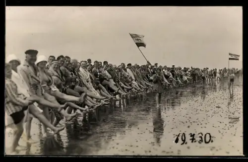 Foto-AK Grosse Urlaubergruppe bei Gruppengymnastik am Wasser, 1930