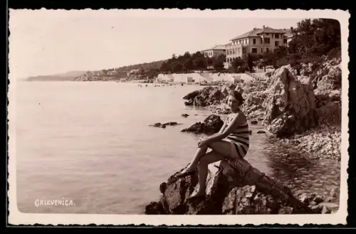 Foto-AK Crikvenica. Junge Dame im Badeanzug auf einem Felsen am Meer