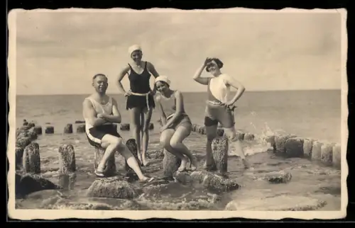 Foto-AK Junge Damen in Badeanzügen u. Herr in Badehose u. Unterhemd am Mer