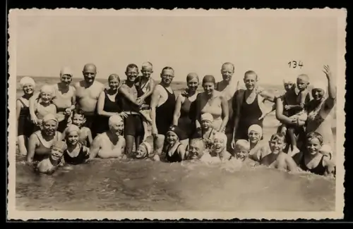 Foto-AK Bansin, Badegäste in Badeanzügen im Wasser