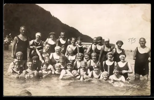 Foto-AK Sellin, Gruppe in Badeanzügen im flachen Wasser, 1927