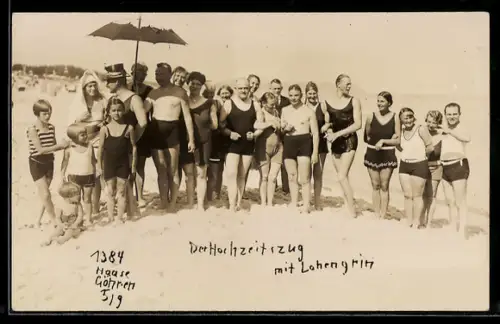 Foto-AK Göhren, Der Hochzeitszug mit Lohengrin, Lustige Gruppe in Badeanzügen am Strand