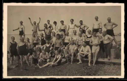 Foto-AK Grosse Gruppe in Badeanzügen am Meer