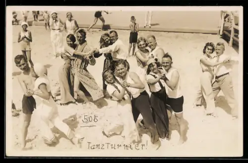 Foto-AK Grömitz, Tanzturnier, Paare beim Tanzen am Strand, Strandkleidung, Badehose, Bademantel