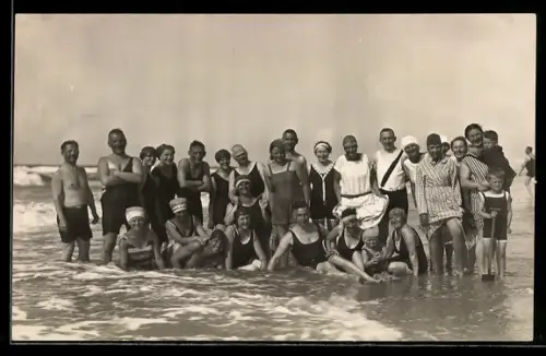 Foto-AK Spiekeroog, Grosse Gruppe im flachen Wasser, Badeanzüge, 1928