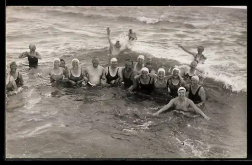 Foto-AK Fröhliche Gruppe in Badeanzügen in den Wellen des Meeres