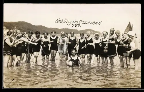 Foto-AK Damengruppe u. Herr in Badeanzügen im flachen Wasser an der See, 1927
