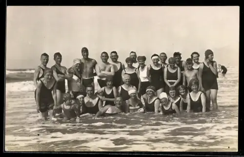 Foto-AK Spiekeroog, Grosse Gruppe im flachen Wasser, Badeanzüge, Badehose, 1928