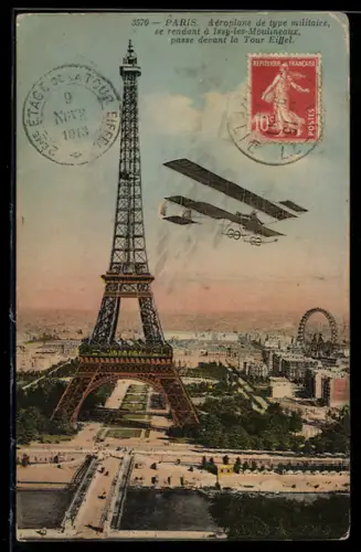 AK Paris, Aéroplane de type militaire, se rendant à Issy-les-Moulineaux, passe devant la Tour Eiffel