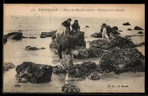 AK Trouville, Dans les Roches noires, Pêcheurs de Moules