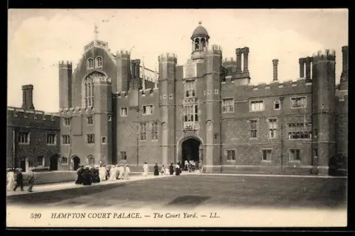 AK London, Hampton Court Palace, The Court Yard