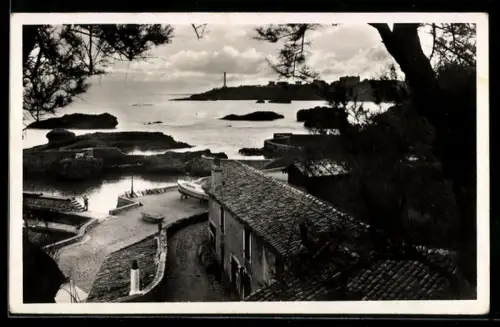 AK Biarritz, Un coin du port des pêcheurs et le phare