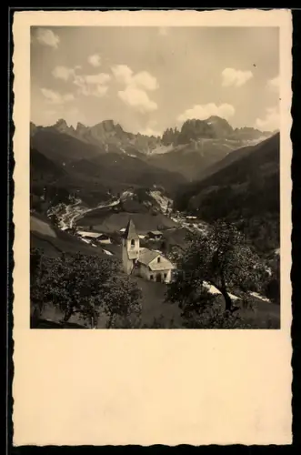 AK St. Cyprian, Ortschaft im Tal mit Rosengarten