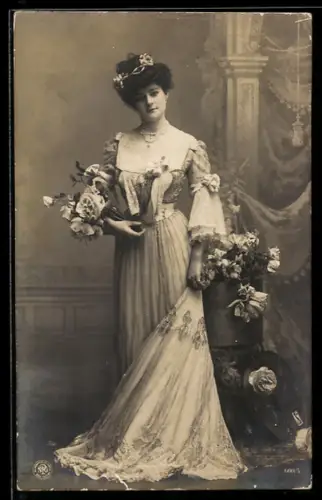 Foto-AK NPG Nr. 600 /5: Dame mit Blumen im festlichen Gewand