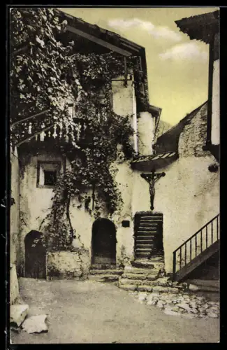 AK Klausen, Innenhof mit Jesuskreuz