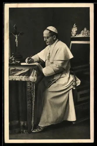 AK Papst Pius XI. in weisser Soutane am Schreibtisch