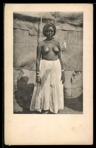 AK Barbusige Afrikanerin vor ihrer Behausung