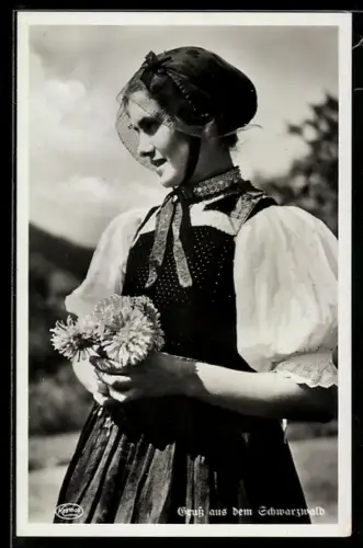 AK Junge Frau in Schwarzwälder Tracht hält einen Blumenstrauss in der Hand