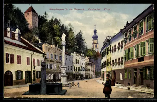 AK Bruneck /Pustertal, Strassenpartie mit Denkmal und Brunnen