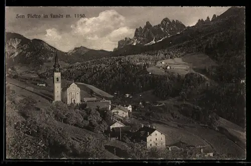 AK San Pietro in Funes, Ortspartie mit Blick nach der Kirche und Bergpanorama