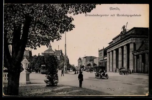 AK Berlin, Brandenburger Tor mit Reichstagsgebäude, Strassenbahn und Automobile